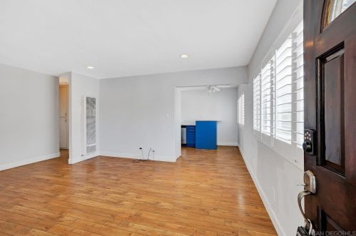 2045 Oliver Ave, San Diego CA 92109-5549 exterior