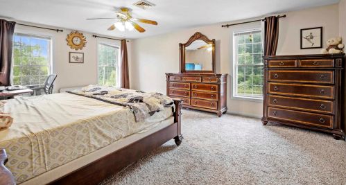 4 Ivans Ln, Dover NH  03820-9131 exterior