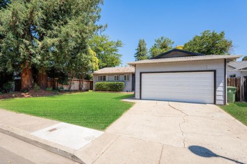 525 Oak Manor Dr, Ukiah CA  95482-5121 exterior