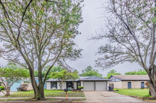 3604 Arnold Dr, Fort Worth, TX 76140-2702