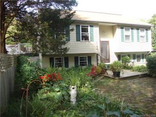11 Phillips St, Waterford, CT 06385-1330