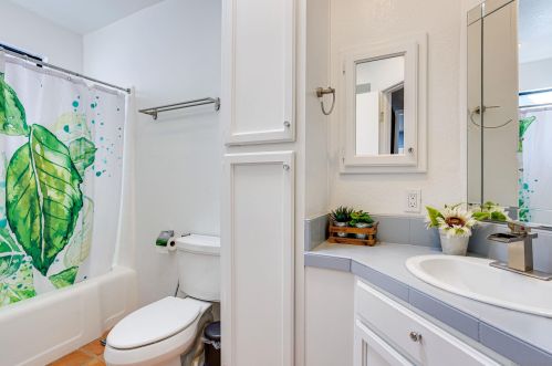 2242 Congress St, San Diego CA 92110-2822 exterior