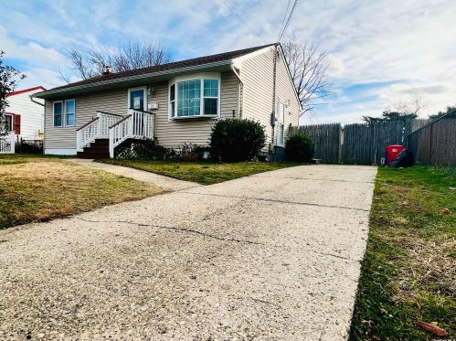 13 Benjoe Dr, Amityville, NY 11701-1633