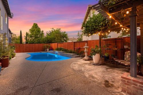 1929 Bastona Dr, Elk Grove CA 95758-7104 exterior