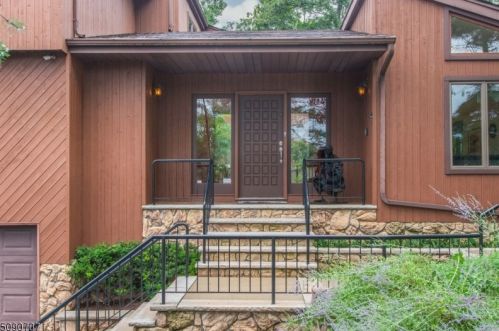 33 Weasel Drift Rd, West Paterson, NJ 07424-2762