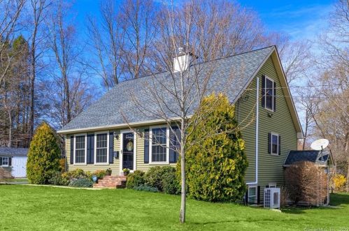 38 Milner Ave, Moosup, CT 06354-1018