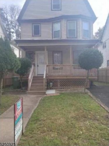 133 3rd Ave, Roselle, NJ 07203-1211