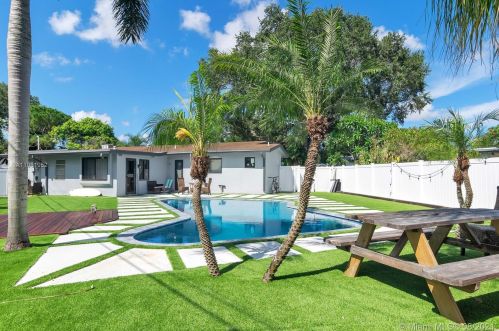 1961 56th Way, Hollywood FL  33021-3813 exterior