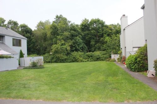 9 Kiwi Cor, Ridgefield, CT 06877-3324