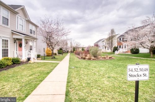 52 Stocks St, Lovettsville, VA 20180-8640