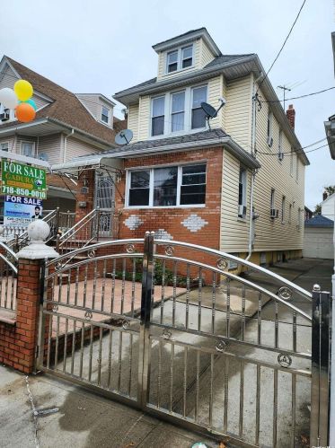 10933 118th St, Jamaica, NY 11420-1218