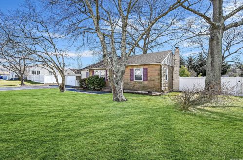 306 Edelweiss Rd, West Islip, NY 11795-2806