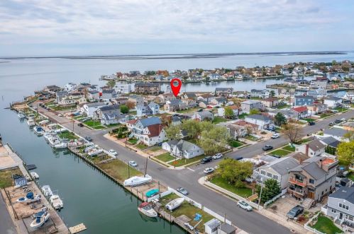 23 Saltaire Rd, North Lindenhurst, NY 11757-6830