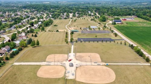 28842 Stone Ridge Ct, Waterford, WI 53185-5609