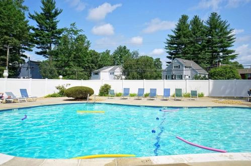 16 Redwood Cir, Nashua NH  03062-1404 exterior