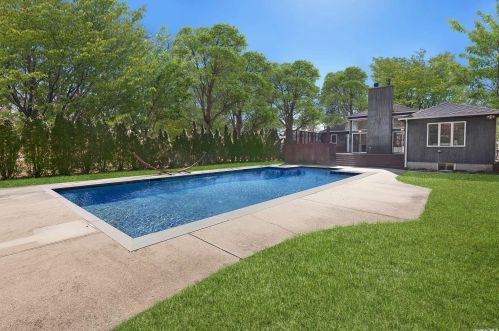 2892 Quogue Riverhead Rd, East Quogue, NY 11942-3713