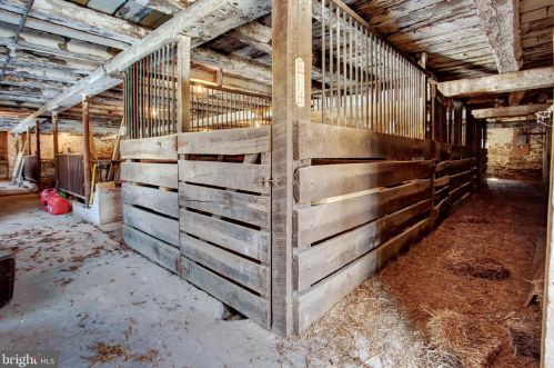 6411 Devonshire Hts Rd, Harrisburg PA 17111-4818 exterior