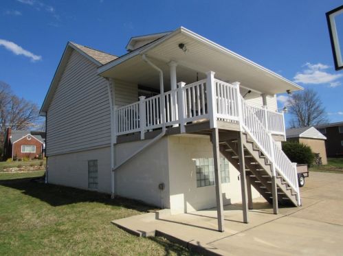 209 Beverly Dr, New Kensington PA  15068-3207 exterior