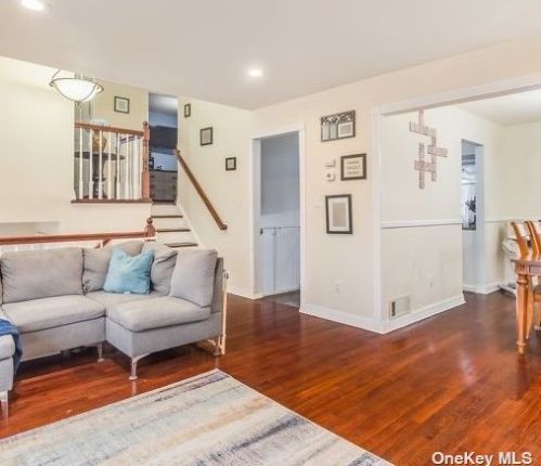 23 Oneida St, Deer Park NY  11729-3537 exterior