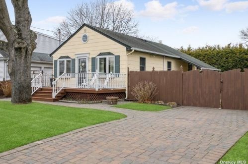 39 Dubois Rd, West Islip, NY 11795-3917