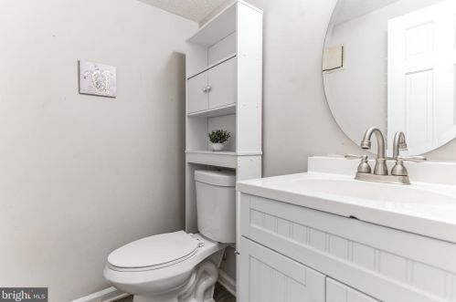 13732 Moccasin Ct, Woodbridge VA  22193-4422 exterior