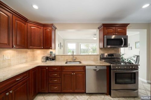 181 Overpeck Ave, Ridgefield Park NJ  07660-1218 exterior