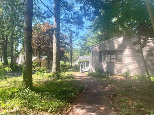 69 Atlantic Dr, Scotts Beach, NY 11789-1918