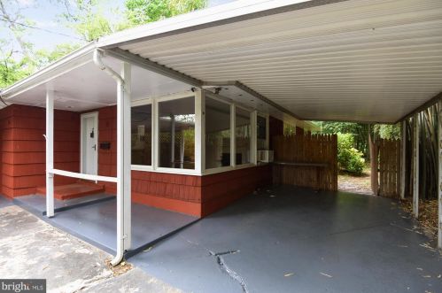 7133 Oak Ridge Rd, Falls Church, VA 22042-2561
