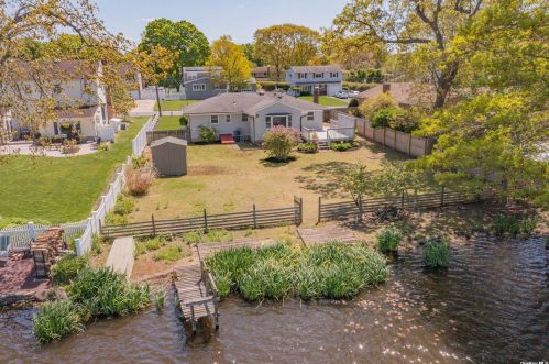 50 Arbour St, West Islip NY  11795-1015 exterior