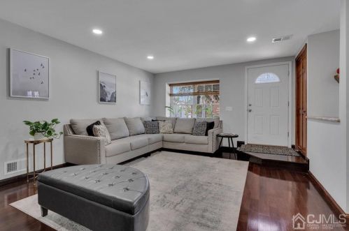 2 Covington Ct, East Brunswick NJ  08816-5127 exterior