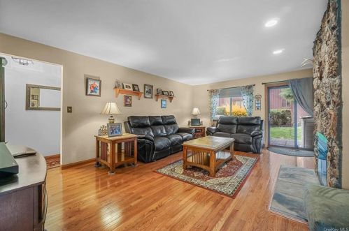 301 Panorama Dr, Mohegan Lake, NY 10547-1260