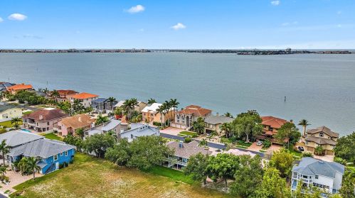 5904 Bayview Cir, Saint Petersburg FL  33707-3930 exterior