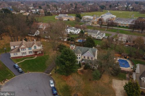 32 Sunrise Ct, Southampton PA 18966-1981 exterior