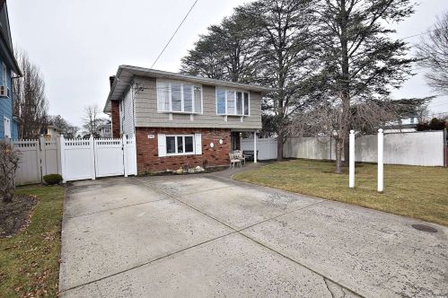 279 Wellwood Ave, North Lindenhurst, NY 11757-3706
