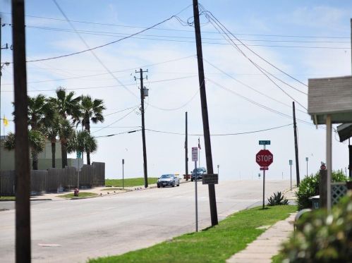 2409 33 St, Galveston TX 77550-7620 exterior