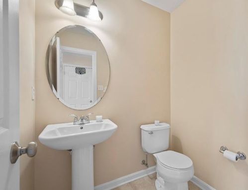 1052 Woodlawn Dr, Canonsburg PA  15317-5451 exterior