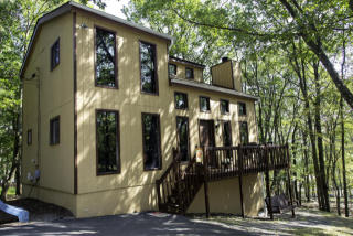 235 Bellingham Dr, Bushkill, PA 18324-8938