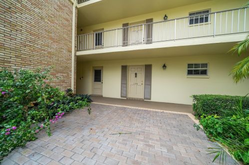5560 Tamberlane Cir, West Palm Beach, FL 33418-3811