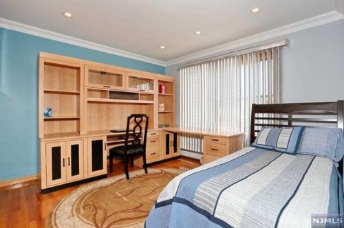 19 Elmhurst St, Elmwood Park NJ  07407-1320 exterior