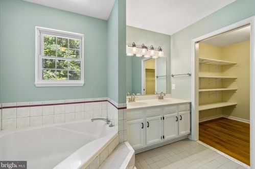 8819 Clinton Dr, Nokesville VA  20181-3205 exterior