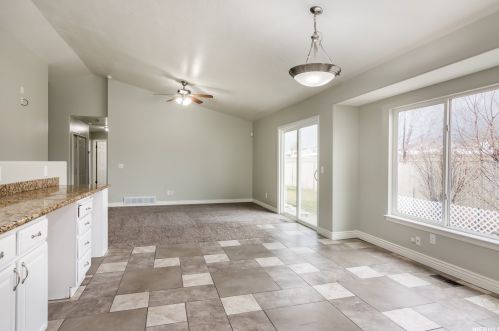 6708 Early Dawn Dr, Taylorsville, UT 84081-3437