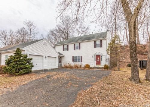 4 Cherry Hill Cir, Upper Stepney, CT 06468-1293