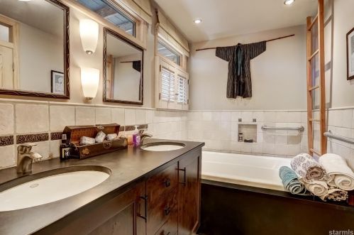 725 Stanford Ave, South Lake Tahoe CA  96150-2417 exterior