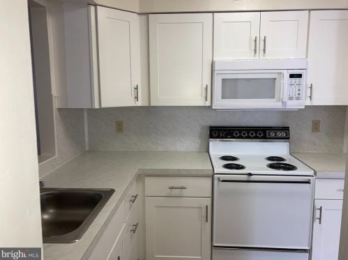 6012 Beacon Hill Dr, Southampton, PA 18966-5316