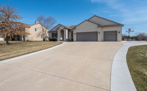 6811 Sandy Ln, Waterford, WI 53185-1872