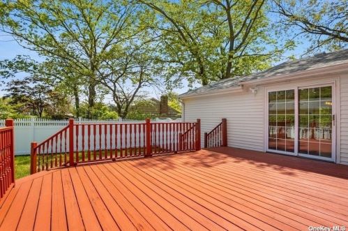 759 Van Buren Ave, West Islip NY  11795-1337 exterior