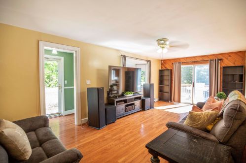 208 Lawrence Rd, Salem NH  03079-3905 exterior