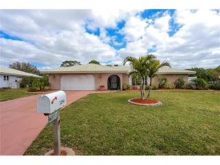 2254 Lakewood Dr, Nokomis, FL 34275-3570