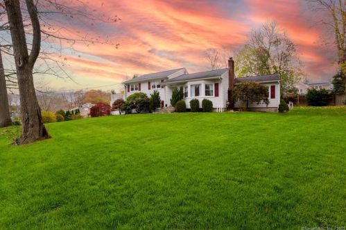 5 Robinson Dr, Stamford, CT 06905-2426