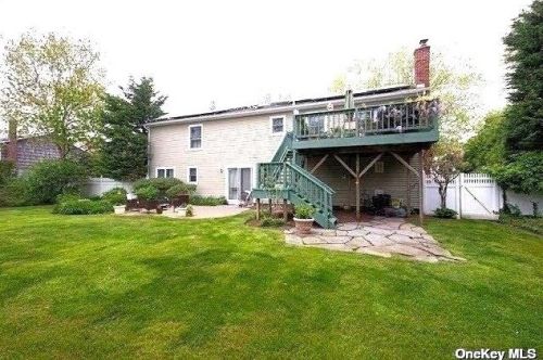 6 Lloyd St, Center Moriches, NY 11934-3735
